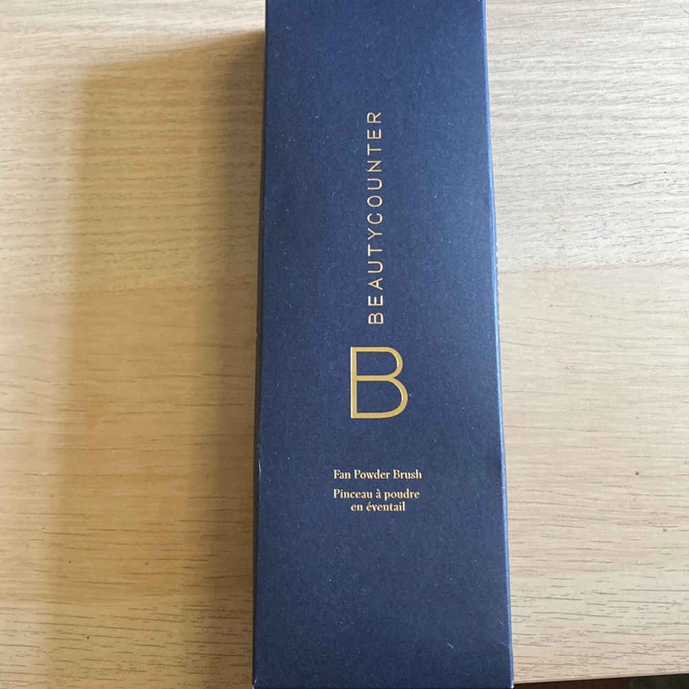 NIB Discontinued Beautycounter Fan Powder Brush